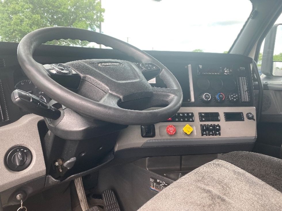 Sleeper Tractor-Heavy Duty Tractors-Freightliner-2020-T12664ST-Hazleton-PA-519,393\n\t\tmiles-$ 61,000 - Image 11