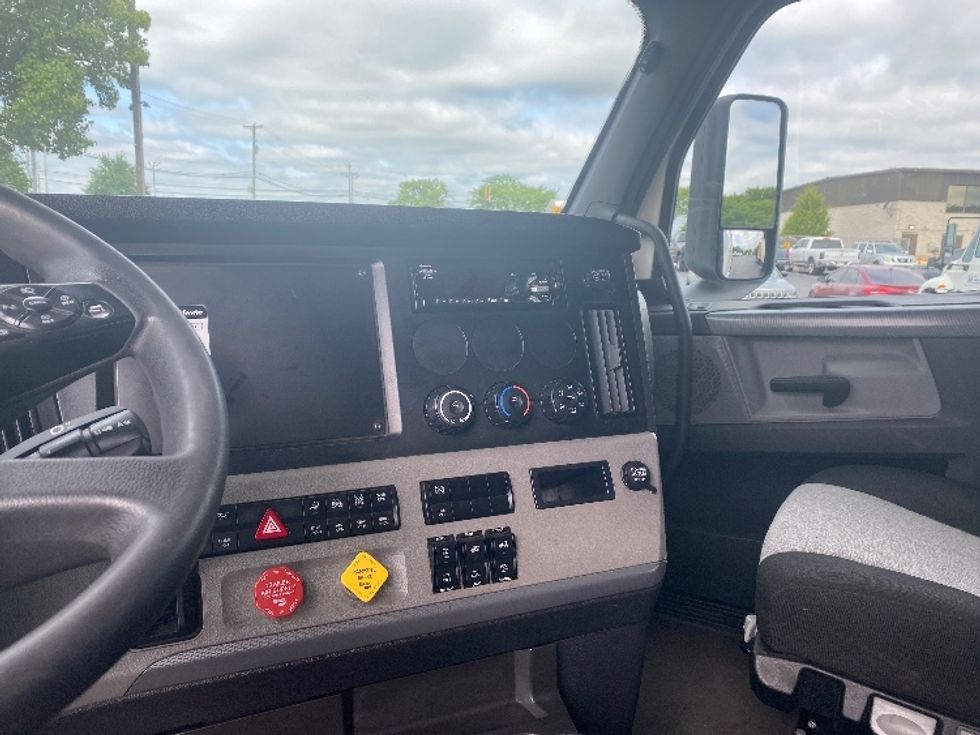 Sleeper Tractor-Heavy Duty Tractors-Freightliner-2020-T12664ST-Hazleton-PA-519,393\n\t\tmiles-$ 61,000 - Image 12