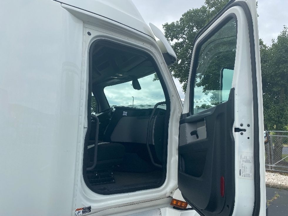 Sleeper Tractor-Heavy Duty Tractors-Freightliner-2020-T12664ST-Hazleton-PA-519,393\n\t\tmiles-$ 61,000 - Image 13