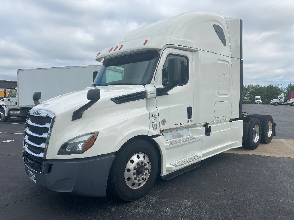 Sleeper Tractor-Heavy Duty Tractors-Freightliner-2020-T12664ST-Hazleton-PA-519,393\n\t\tmiles-$ 61,000 - Image 3