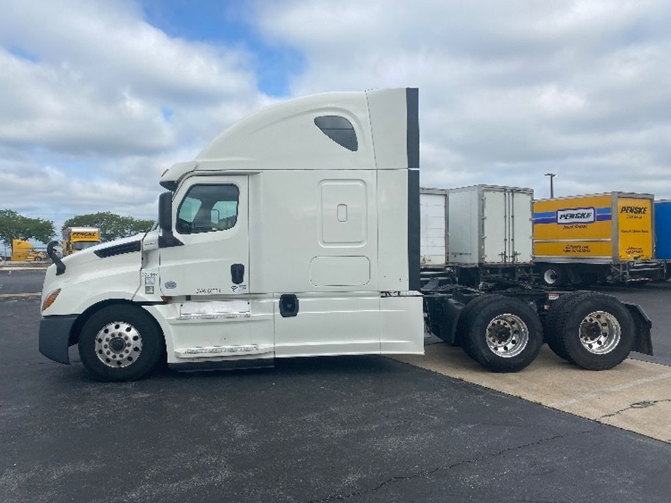 Sleeper Tractor-Heavy Duty Tractors-Freightliner-2020-T12664ST-Hazleton-PA-519,393\n\t\tmiles-$ 61,000 - Image 4