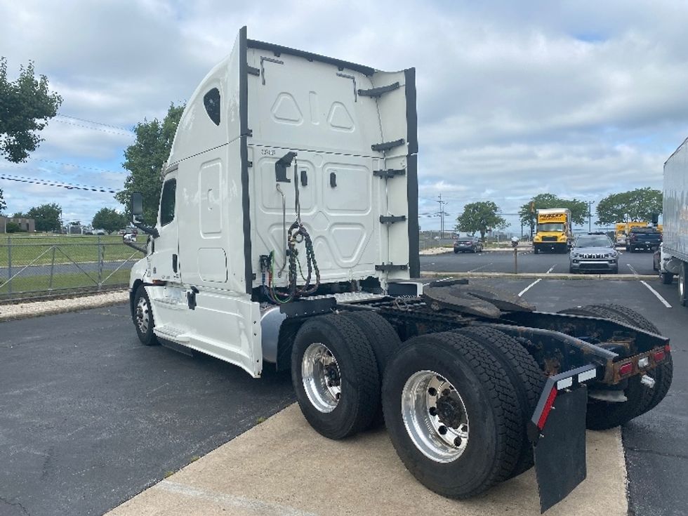 Sleeper Tractor-Heavy Duty Tractors-Freightliner-2020-T12664ST-Hazleton-PA-519,393\n\t\tmiles-$ 61,000 - Image 5