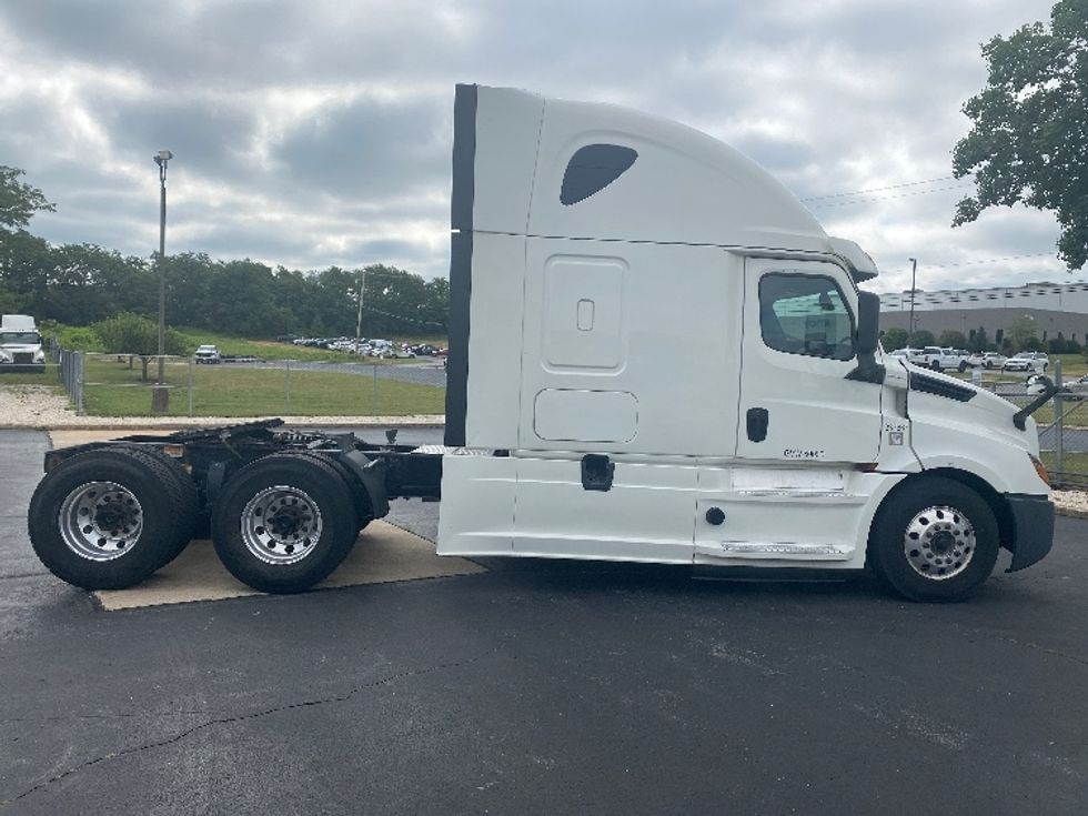 Sleeper Tractor-Heavy Duty Tractors-Freightliner-2020-T12664ST-Hazleton-PA-519,393\n\t\tmiles-$ 61,000 - Image 8
