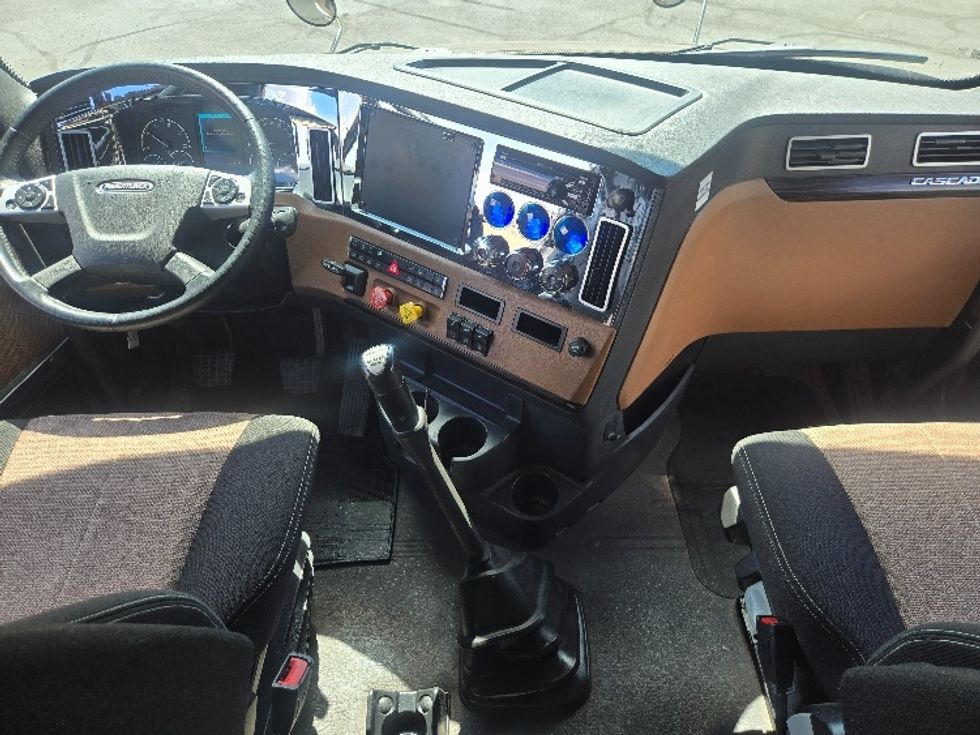 Sleeper Tractor-Heavy Duty Tractors-Freightliner-2020-T12664ST-Hazleton-PA-541,102\n\t\tmiles-$ 53,750 - Image 12