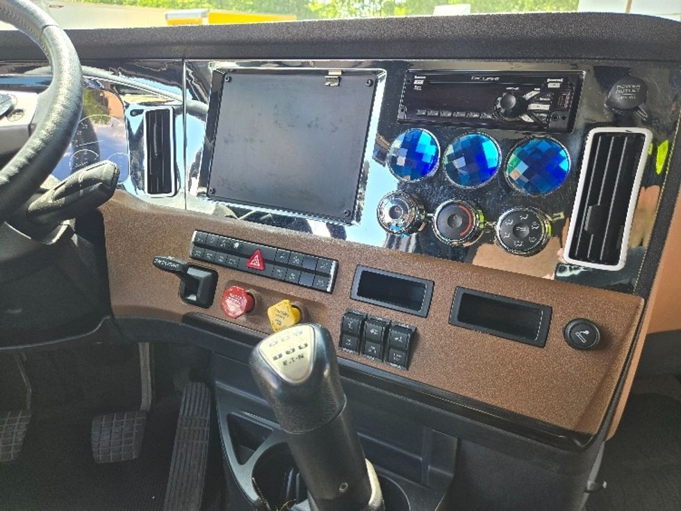 Sleeper Tractor-Heavy Duty Tractors-Freightliner-2020-T12664ST-Hazleton-PA-541,102\n\t\tmiles-$ 53,750 - Image 22