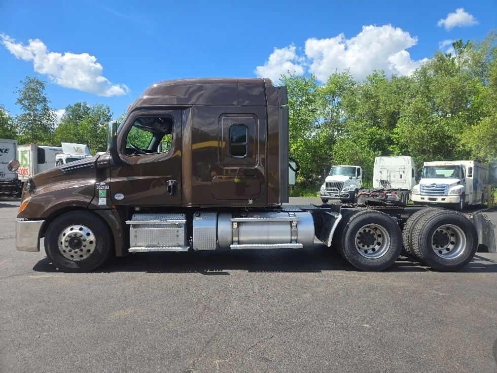 Sleeper Tractor-Heavy Duty Tractors-Freightliner-2020-T12664ST-Hazleton-PA-541,102\n\t\tmiles-$ 53,750 - Image 4