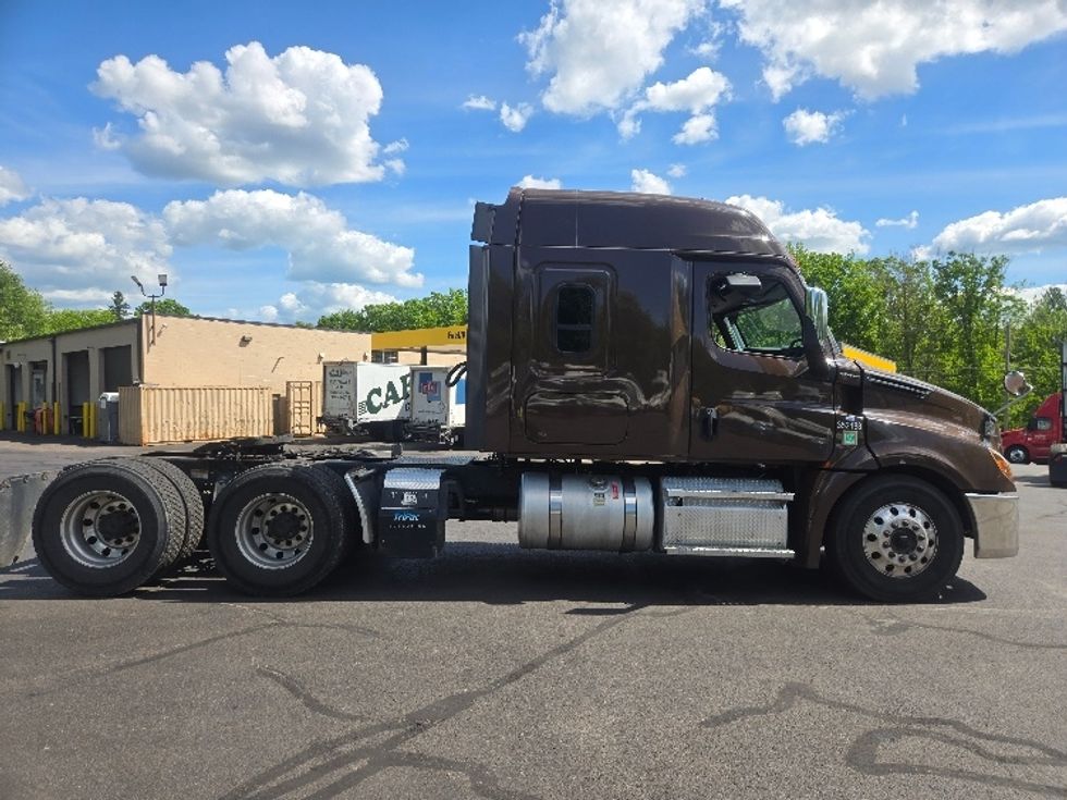 Sleeper Tractor-Heavy Duty Tractors-Freightliner-2020-T12664ST-Hazleton-PA-541,102\n\t\tmiles-$ 53,750 - Image 8