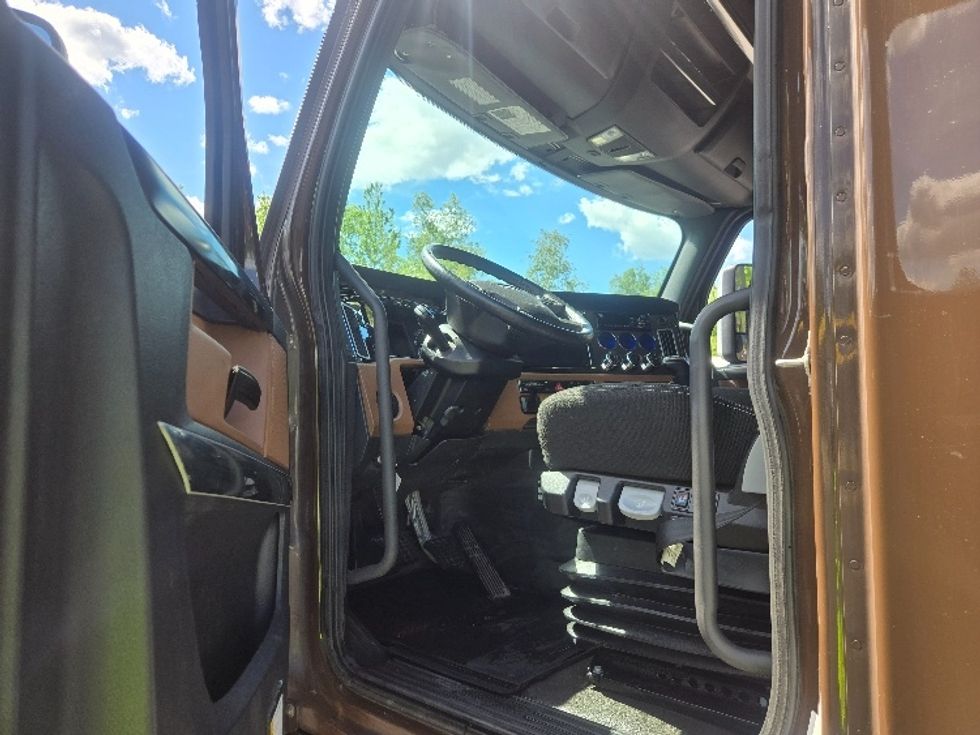 Sleeper Tractor-Heavy Duty Tractors-Freightliner-2020-T12664ST-Hazleton-PA-541,102\n\t\tmiles-$ 53,750 - Image 9