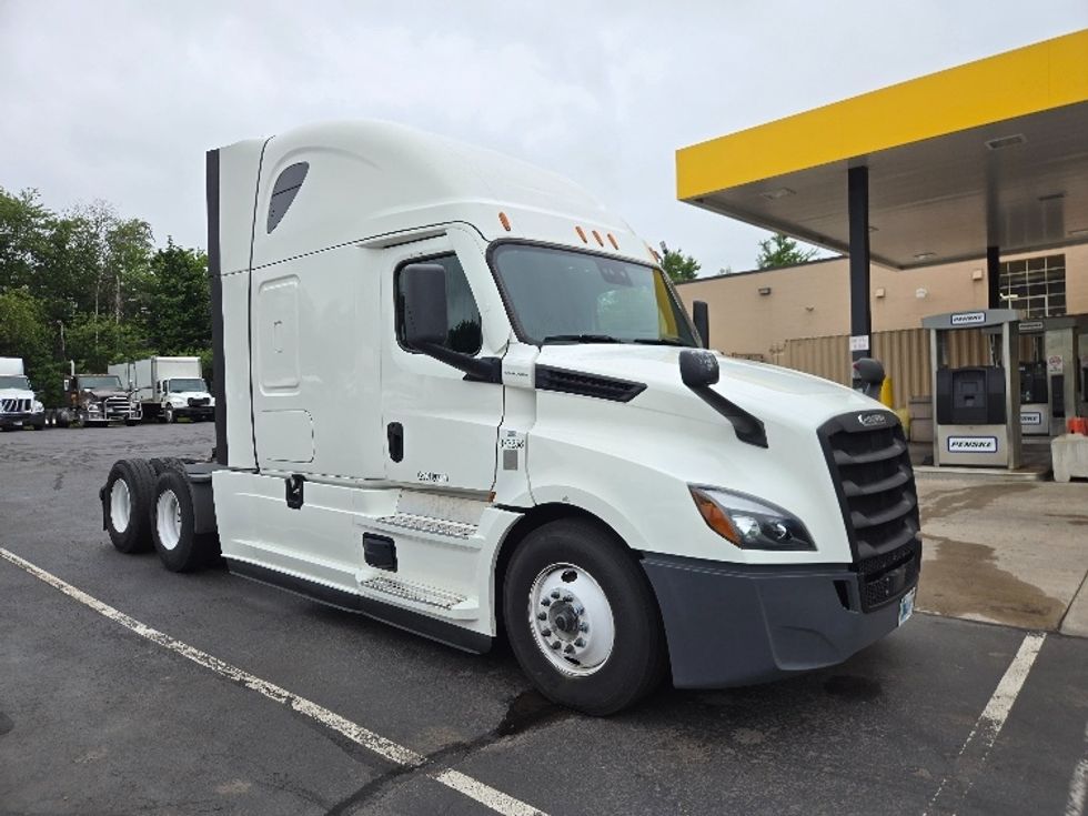 Sleeper Tractor-Heavy Duty Tractors-Freightliner-2020-T12664ST-Hazleton-PA-541,790\n\t\tmiles-$ 57,750 - Image 1