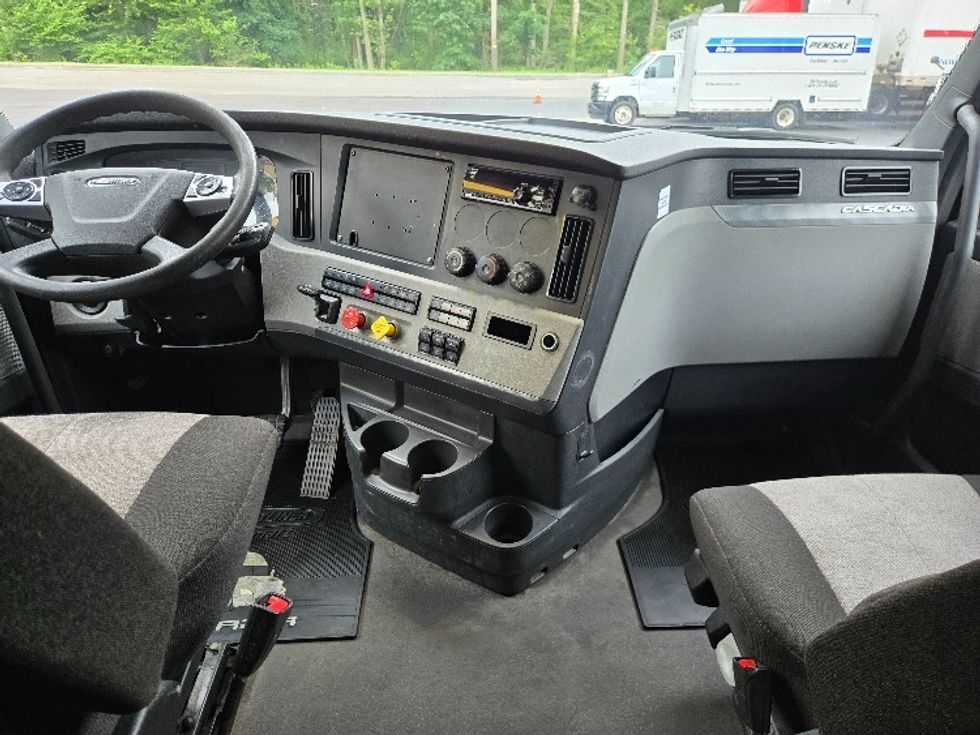 Sleeper Tractor-Heavy Duty Tractors-Freightliner-2020-T12664ST-Hazleton-PA-541,790\n\t\tmiles-$ 57,750 - Image 12