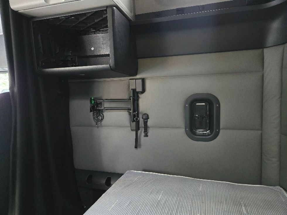 Sleeper Tractor-Heavy Duty Tractors-Freightliner-2020-T12664ST-Hazleton-PA-541,790\n\t\tmiles-$ 57,750 - Image 18