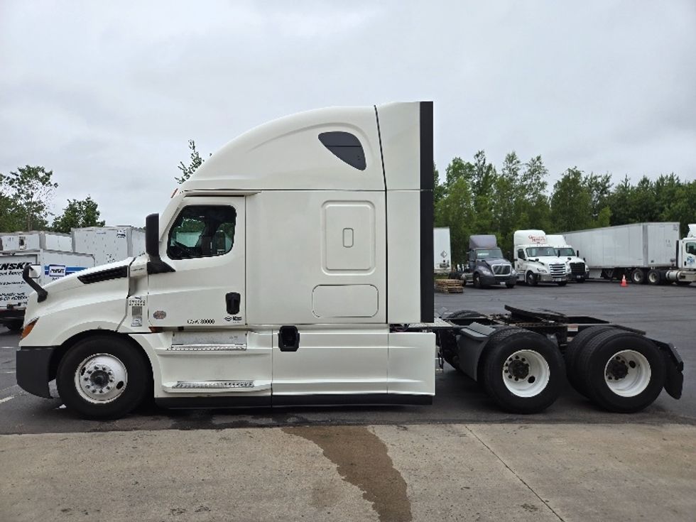 Sleeper Tractor-Heavy Duty Tractors-Freightliner-2020-T12664ST-Hazleton-PA-541,790\n\t\tmiles-$ 57,750 - Image 4
