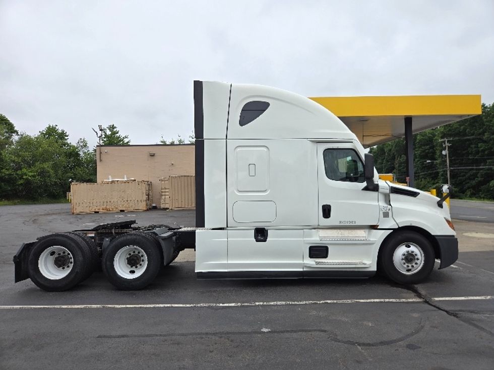 Sleeper Tractor-Heavy Duty Tractors-Freightliner-2020-T12664ST-Hazleton-PA-541,790\n\t\tmiles-$ 57,750 - Image 8