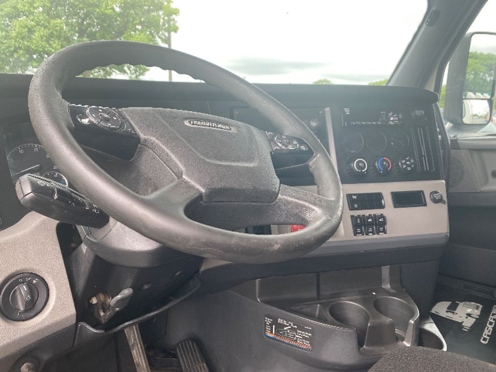 Sleeper Tractor-Heavy Duty Tractors-Freightliner-2020-T12664ST-Hazleton-PA-571,091\n\t\tmiles-$ 55,750 - Image 11