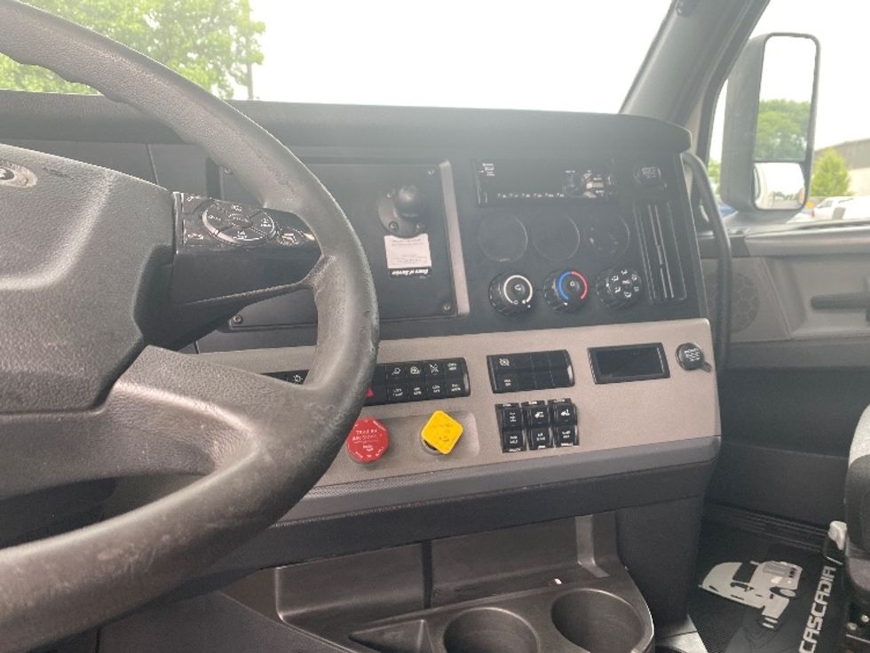 Sleeper Tractor-Heavy Duty Tractors-Freightliner-2020-T12664ST-Hazleton-PA-571,091\n\t\tmiles-$ 55,750 - Image 12
