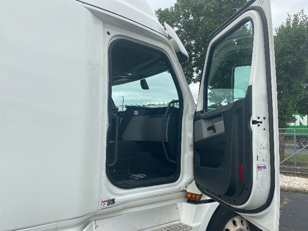 Sleeper Tractor-Heavy Duty Tractors-Freightliner-2020-T12664ST-Hazleton-PA-571,091\n\t\tmiles-$ 55,750 - Image 13