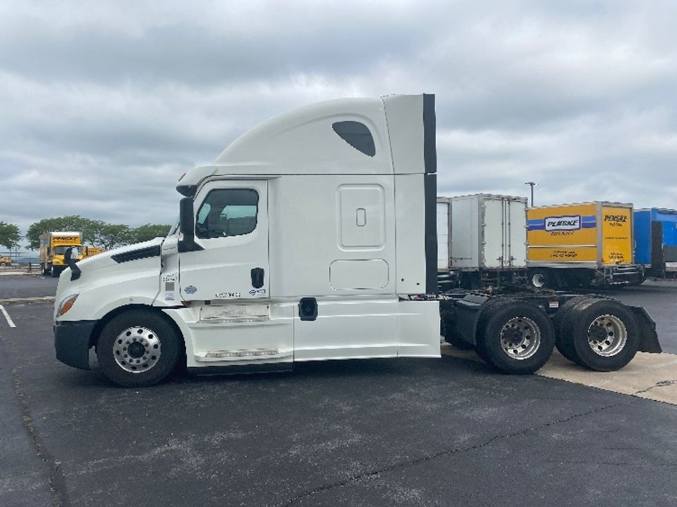 Sleeper Tractor-Heavy Duty Tractors-Freightliner-2020-T12664ST-Hazleton-PA-571,091\n\t\tmiles-$ 55,750 - Image 4