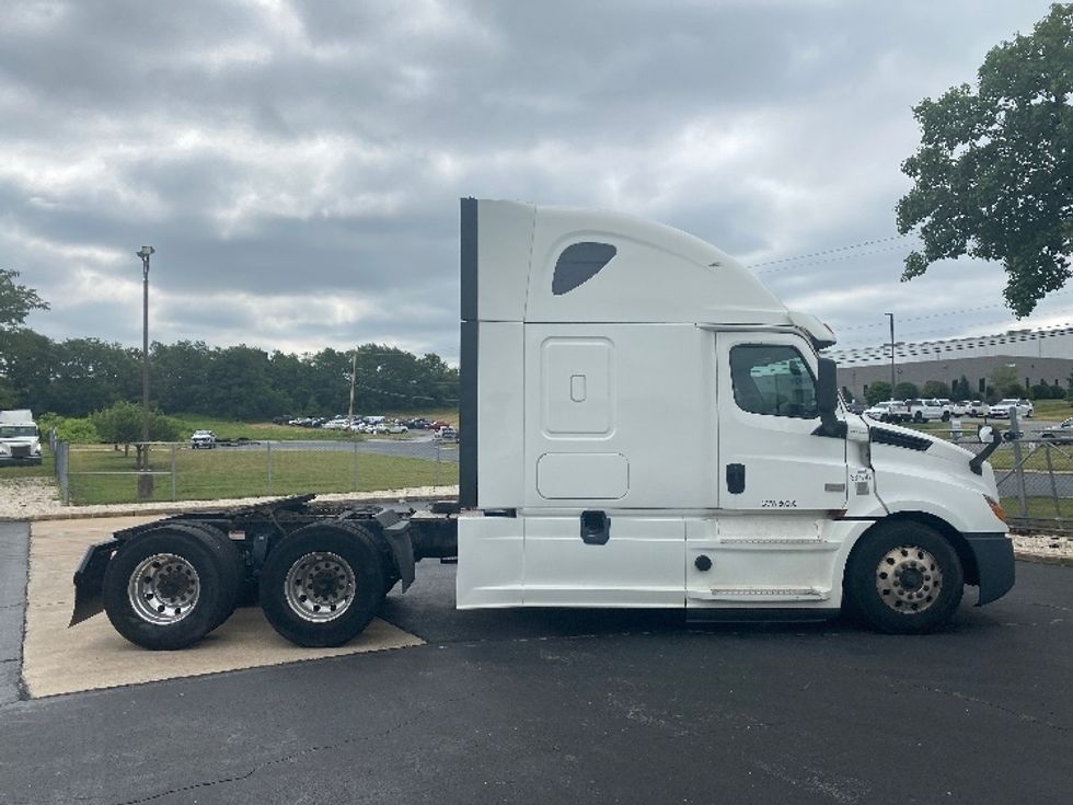 Sleeper Tractor-Heavy Duty Tractors-Freightliner-2020-T12664ST-Hazleton-PA-571,091\n\t\tmiles-$ 55,750 - Image 8