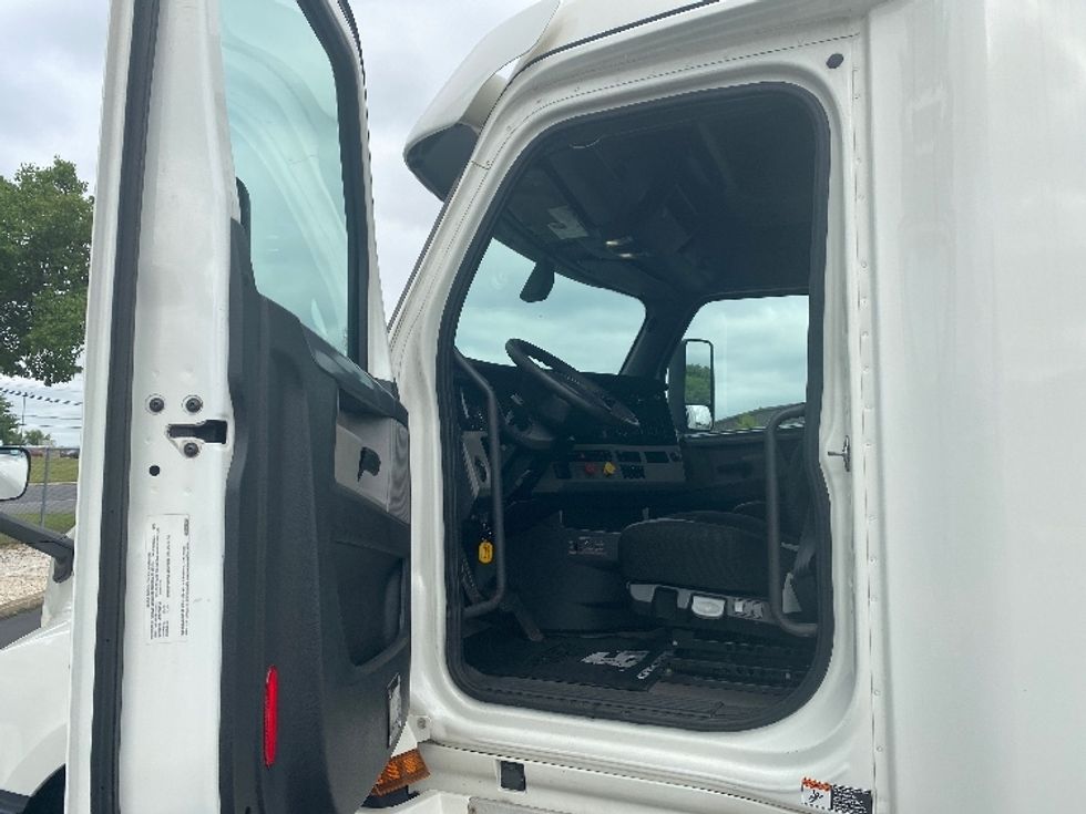 Sleeper Tractor-Heavy Duty Tractors-Freightliner-2020-T12664ST-Hazleton-PA-571,091\n\t\tmiles-$ 55,750 - Image 9