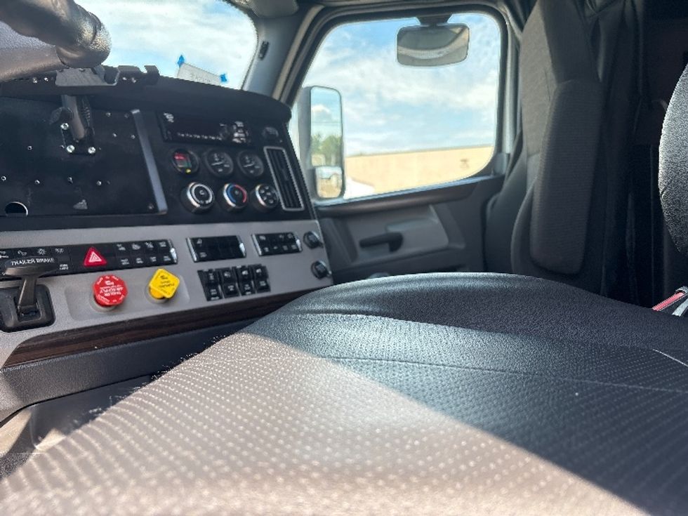 Sleeper Tractor-Heavy Duty Tractors-Freightliner-2020-T12664ST-Holland-MI-431,837\n\t\tmiles-$ 64,750 - Image 10