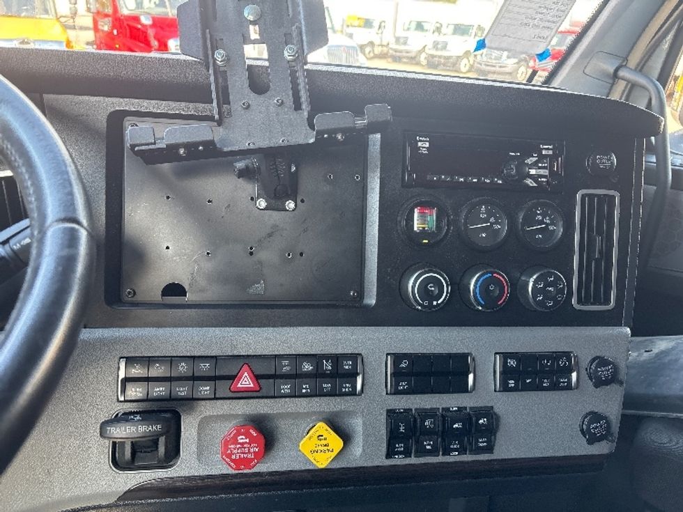 Sleeper Tractor-Heavy Duty Tractors-Freightliner-2020-T12664ST-Holland-MI-431,837\n\t\tmiles-$ 64,750 - Image 12