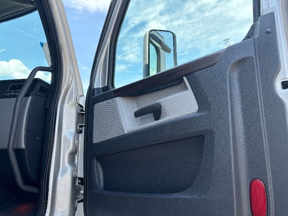 Sleeper Tractor-Heavy Duty Tractors-Freightliner-2020-T12664ST-Holland-MI-431,837\n\t\tmiles-$ 64,750 - Image 13