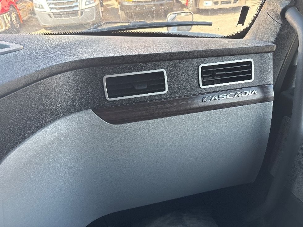 Sleeper Tractor-Heavy Duty Tractors-Freightliner-2020-T12664ST-Holland-MI-431,837\n\t\tmiles-$ 64,750 - Image 14