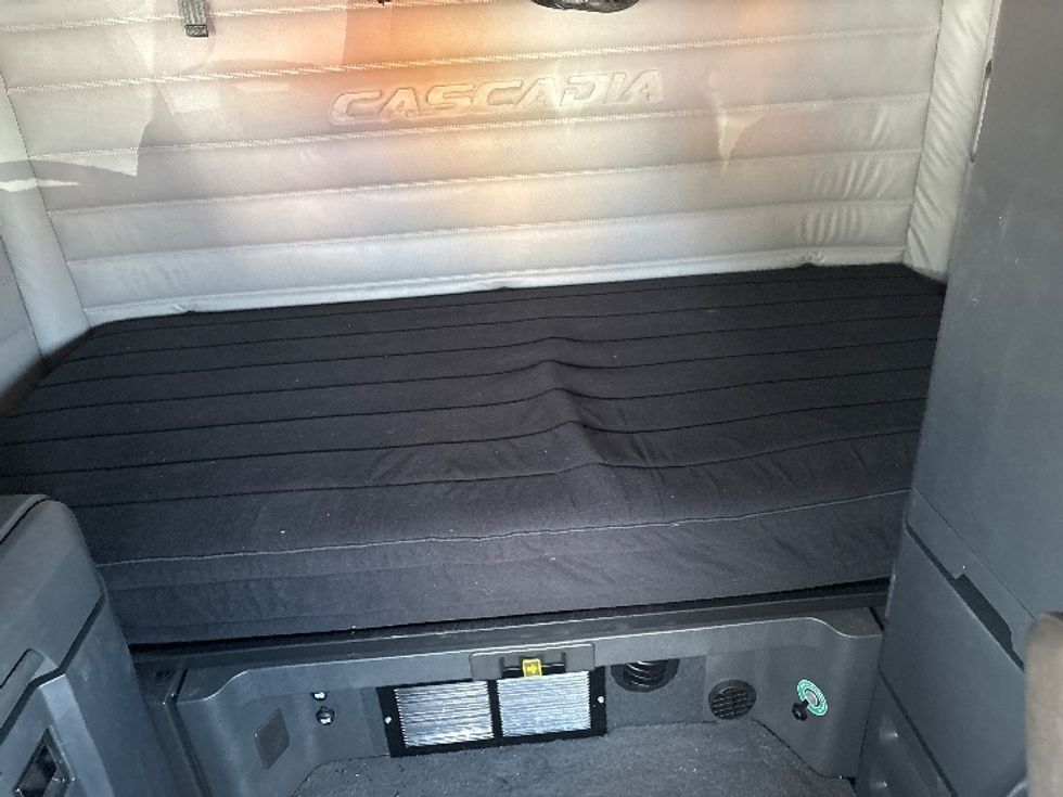 Sleeper Tractor-Heavy Duty Tractors-Freightliner-2020-T12664ST-Holland-MI-431,837\n\t\tmiles-$ 64,750 - Image 16