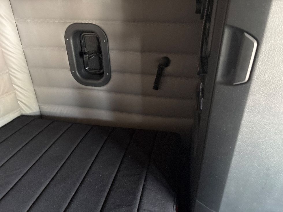 Sleeper Tractor-Heavy Duty Tractors-Freightliner-2020-T12664ST-Holland-MI-431,837\n\t\tmiles-$ 64,750 - Image 17