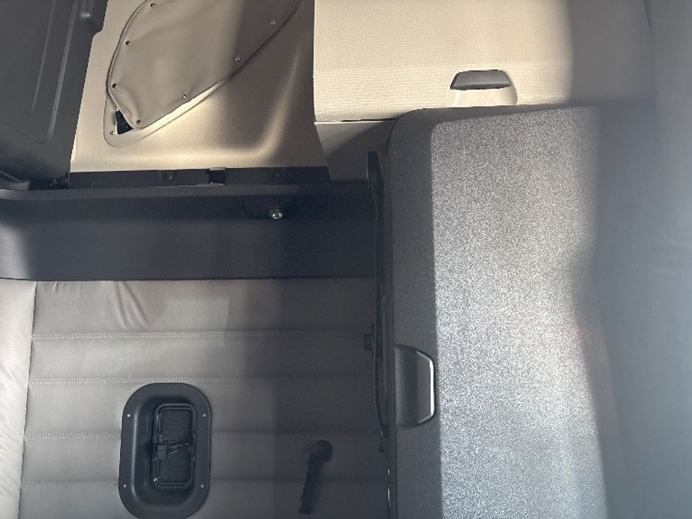 Sleeper Tractor-Heavy Duty Tractors-Freightliner-2020-T12664ST-Holland-MI-431,837\n\t\tmiles-$ 64,750 - Image 18