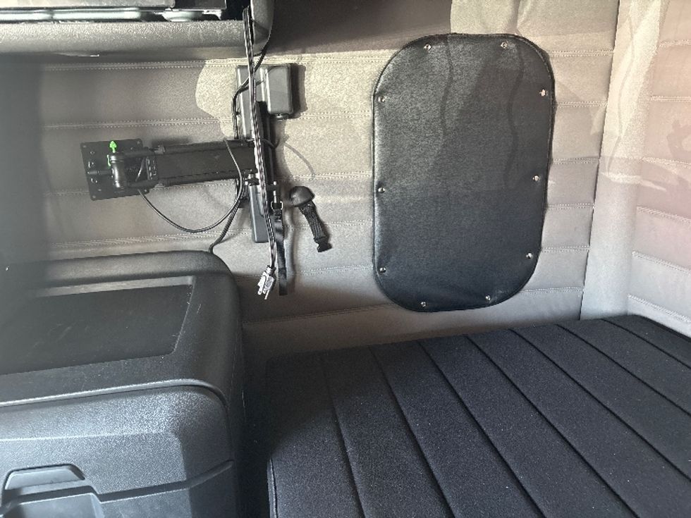 Sleeper Tractor-Heavy Duty Tractors-Freightliner-2020-T12664ST-Holland-MI-431,837\n\t\tmiles-$ 64,750 - Image 19