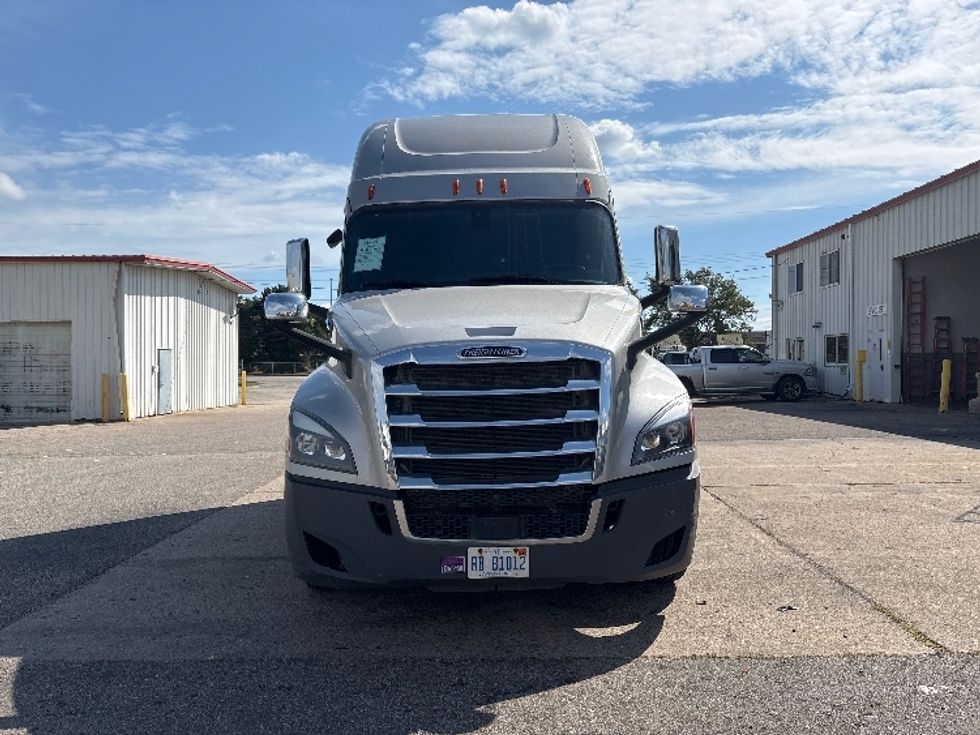 Sleeper Tractor-Heavy Duty Tractors-Freightliner-2020-T12664ST-Holland-MI-431,837\n\t\tmiles-$ 64,750 - Image 2