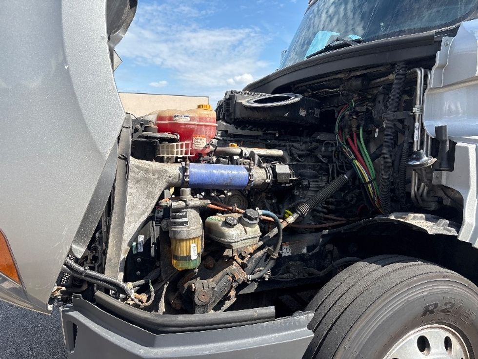 Sleeper Tractor-Heavy Duty Tractors-Freightliner-2020-T12664ST-Holland-MI-431,837\n\t\tmiles-$ 64,750 - Image 21