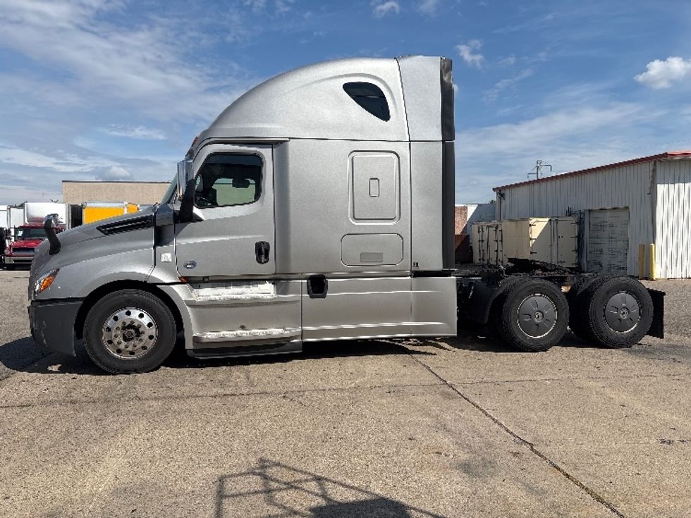 Sleeper Tractor-Heavy Duty Tractors-Freightliner-2020-T12664ST-Holland-MI-431,837\n\t\tmiles-$ 64,750 - Image 4