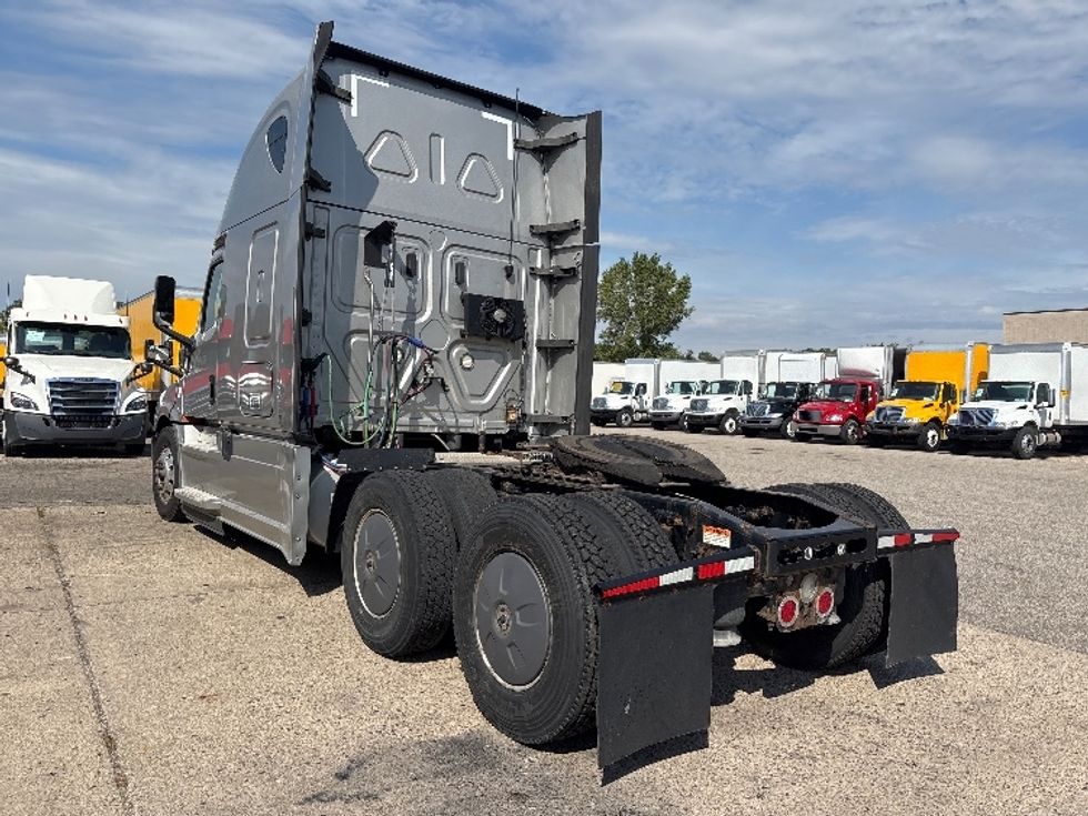 Sleeper Tractor-Heavy Duty Tractors-Freightliner-2020-T12664ST-Holland-MI-431,837\n\t\tmiles-$ 64,750 - Image 5