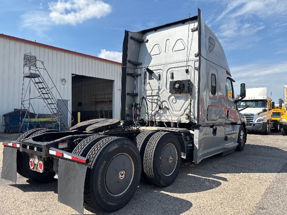 Sleeper Tractor-Heavy Duty Tractors-Freightliner-2020-T12664ST-Holland-MI-431,837\n\t\tmiles-$ 64,750 - Image 7