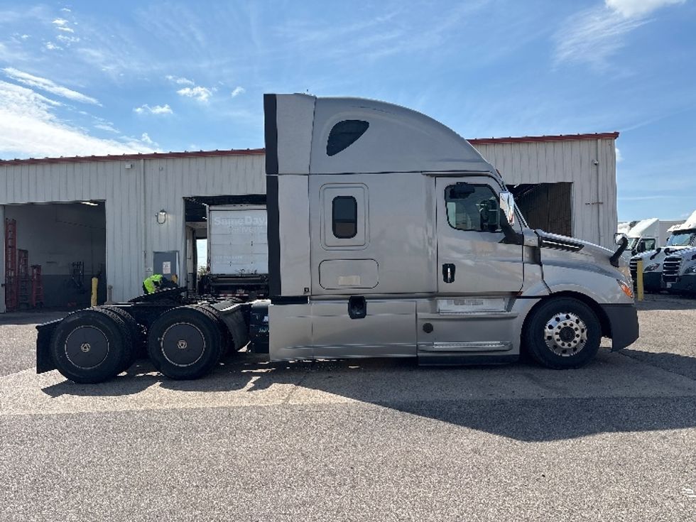 Sleeper Tractor-Heavy Duty Tractors-Freightliner-2020-T12664ST-Holland-MI-431,837\n\t\tmiles-$ 64,750 - Image 8