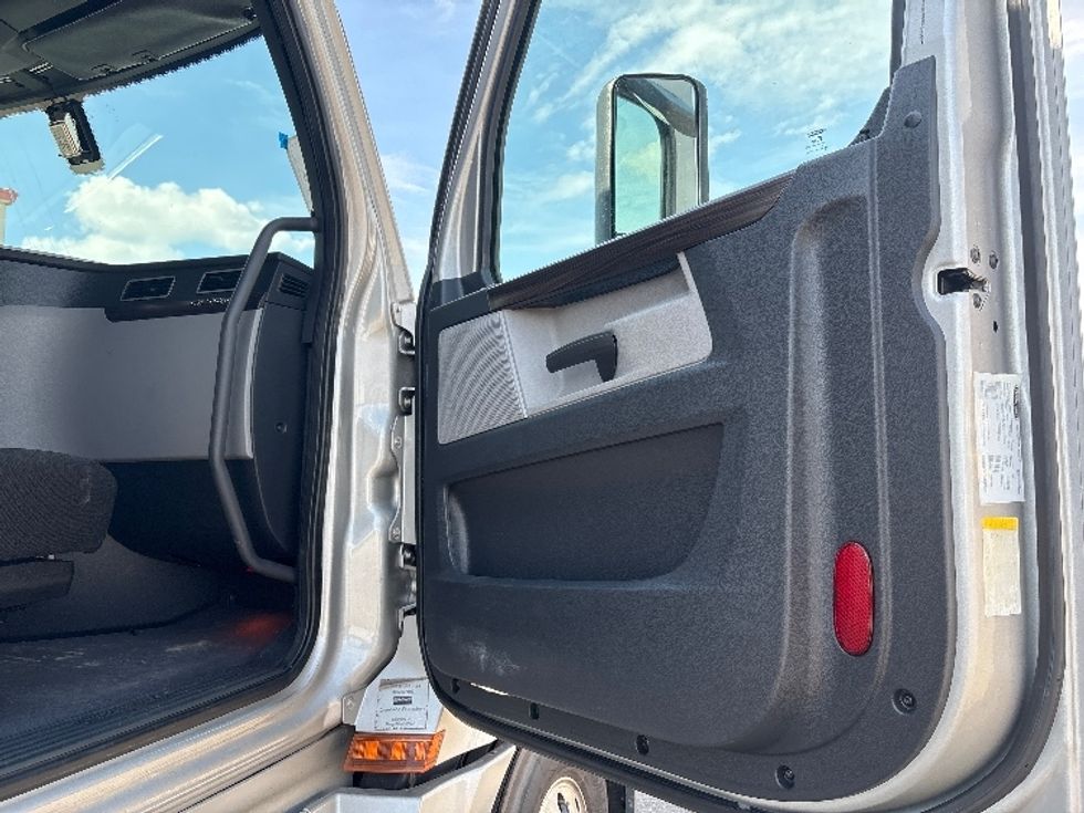 Sleeper Tractor-Heavy Duty Tractors-Freightliner-2020-T12664ST-Holland-MI-431,837\n\t\tmiles-$ 64,750 - Image 9