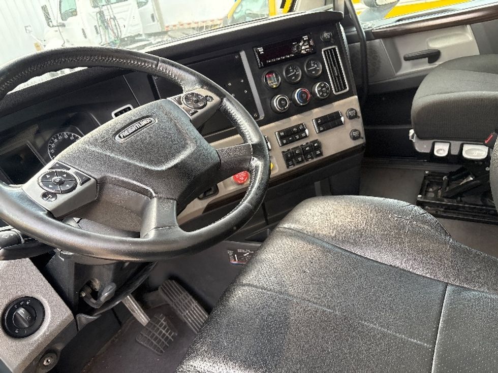 Sleeper Tractor-Heavy Duty Tractors-Freightliner-2020-T12664ST-Holland-MI-558,530\n\t\tmiles-$ 55,000 - Image 11