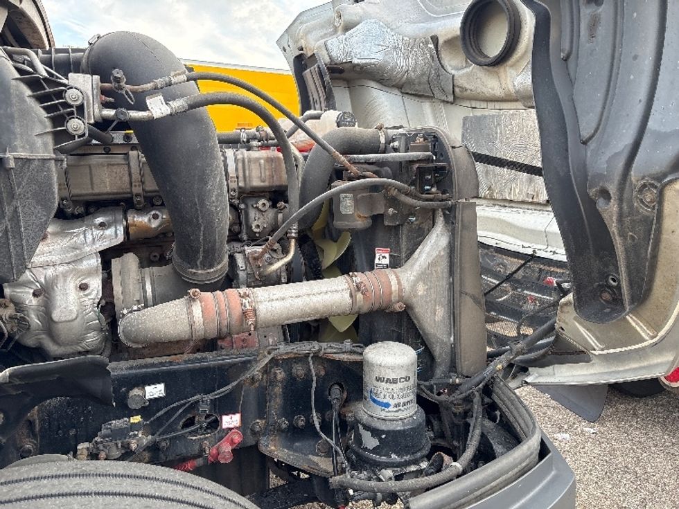 Sleeper Tractor-Heavy Duty Tractors-Freightliner-2020-T12664ST-Holland-MI-558,530\n\t\tmiles-$ 55,000 - Image 19