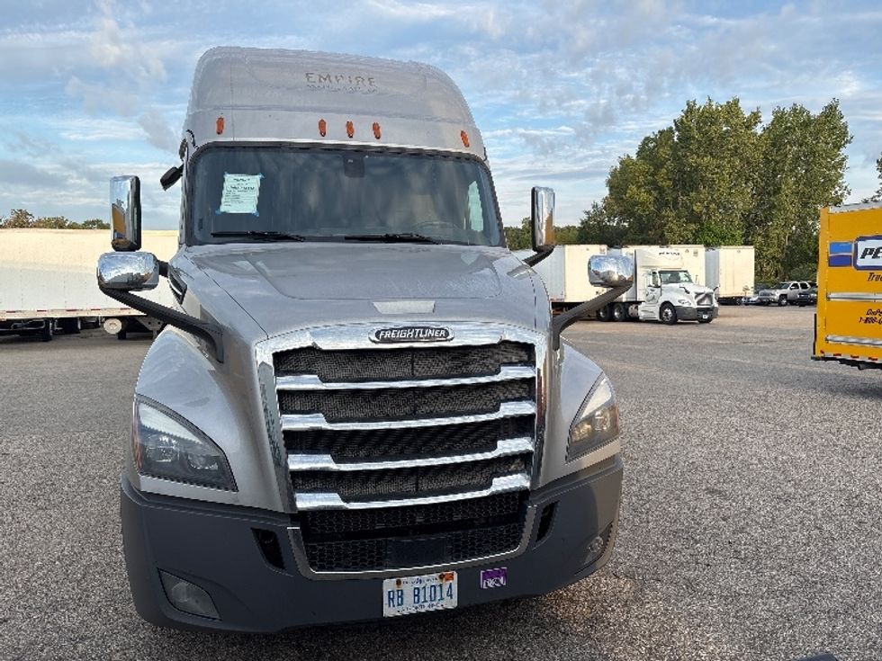 Sleeper Tractor-Heavy Duty Tractors-Freightliner-2020-T12664ST-Holland-MI-558,530\n\t\tmiles-$ 55,000 - Image 2