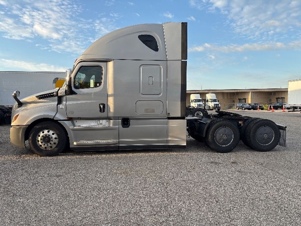 Sleeper Tractor-Heavy Duty Tractors-Freightliner-2020-T12664ST-Holland-MI-558,530\n\t\tmiles-$ 55,000 - Image 4