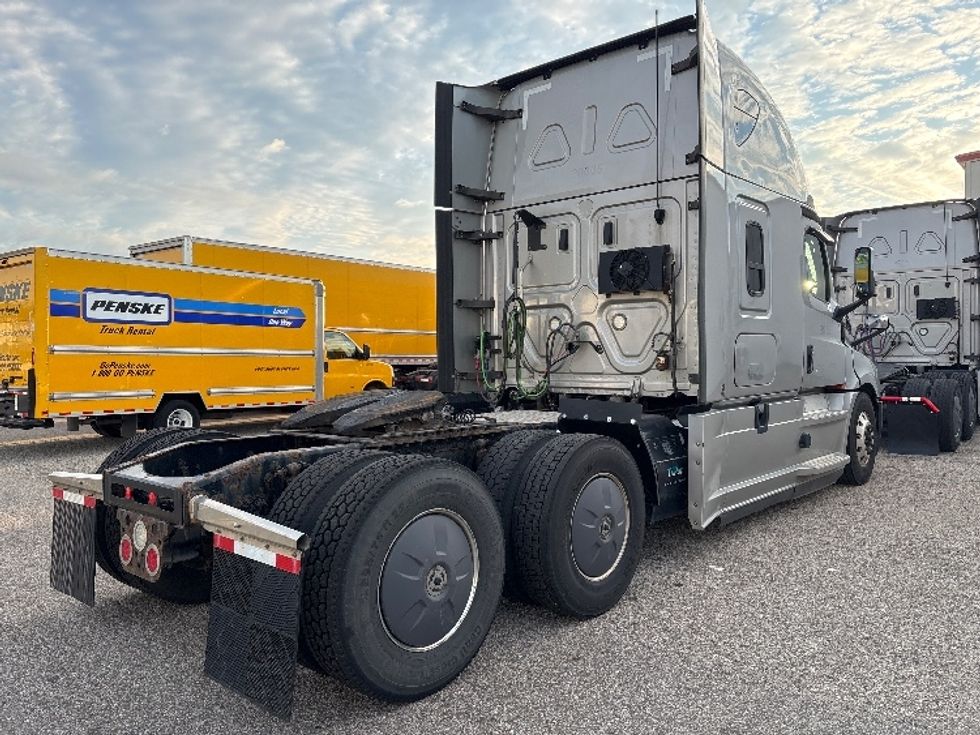 Sleeper Tractor-Heavy Duty Tractors-Freightliner-2020-T12664ST-Holland-MI-558,530\n\t\tmiles-$ 55,000 - Image 7