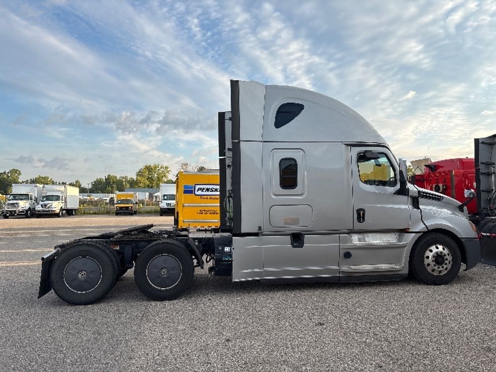 Sleeper Tractor-Heavy Duty Tractors-Freightliner-2020-T12664ST-Holland-MI-558,530\n\t\tmiles-$ 55,000 - Image 8