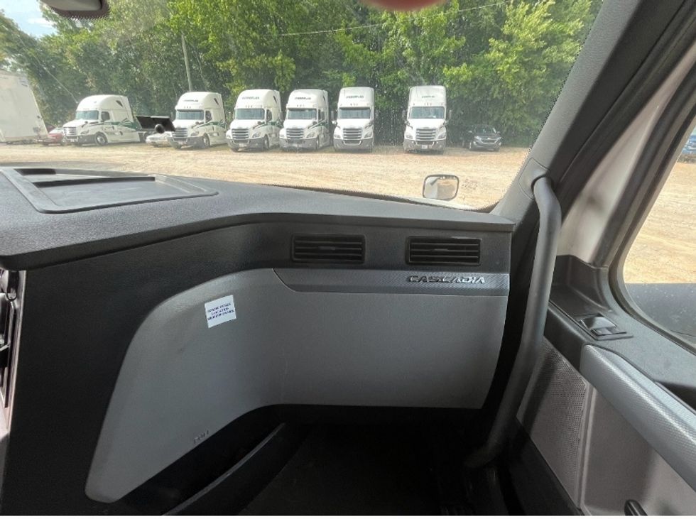 Sleeper Tractor-Heavy Duty Tractors-Freightliner-2020-T12664ST-Houston-MS-434,896\n\t\tmiles-$ 69,750 - Image 14