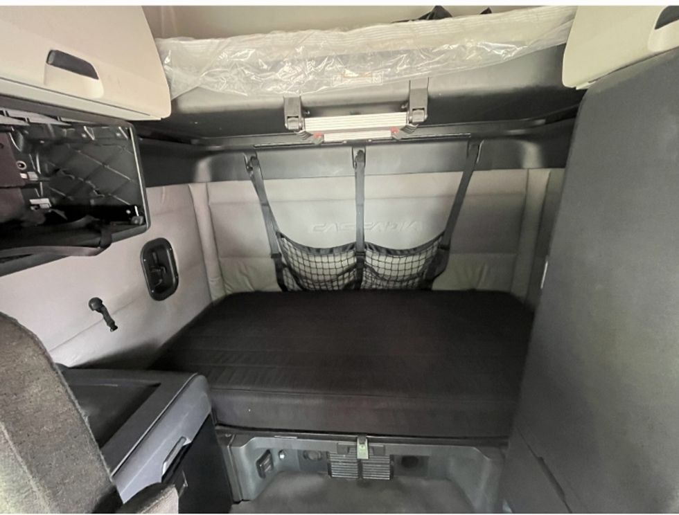 Sleeper Tractor-Heavy Duty Tractors-Freightliner-2020-T12664ST-Houston-MS-434,896\n\t\tmiles-$ 69,750 - Image 16