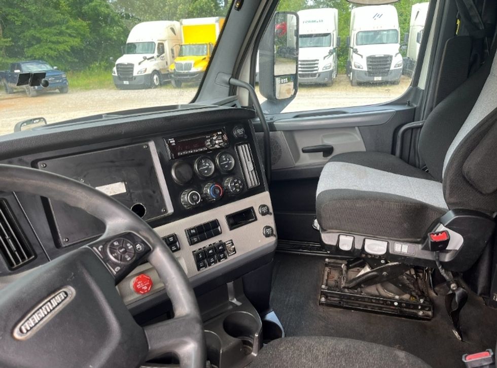 2020 Freightliner Cascadia 126" Sleeper Cab photo 10