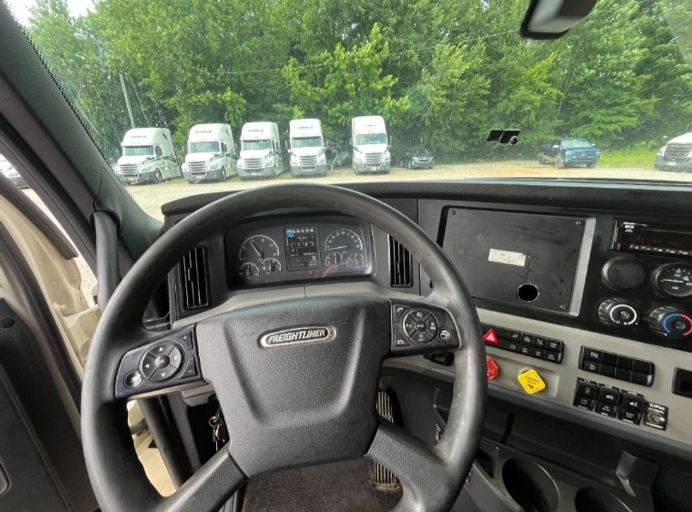 2020 Freightliner Cascadia 126" Sleeper Cab photo 11