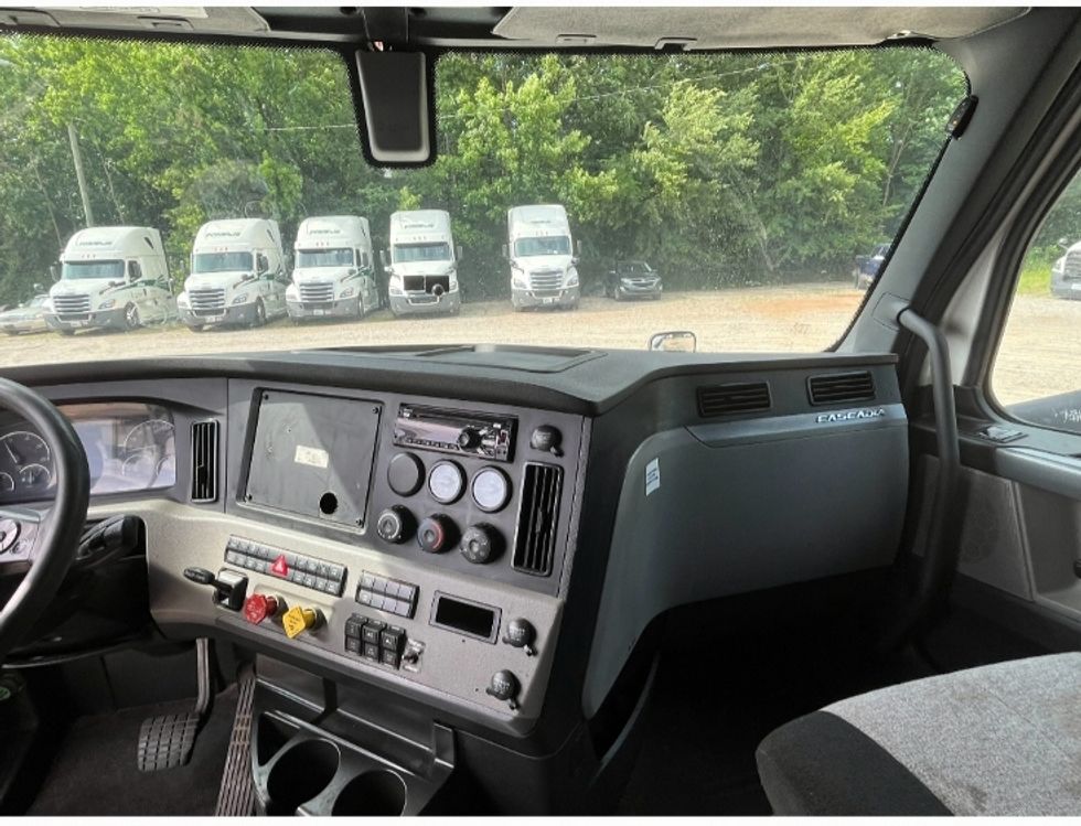 2020 Freightliner Cascadia 126" Sleeper Cab photo 12
