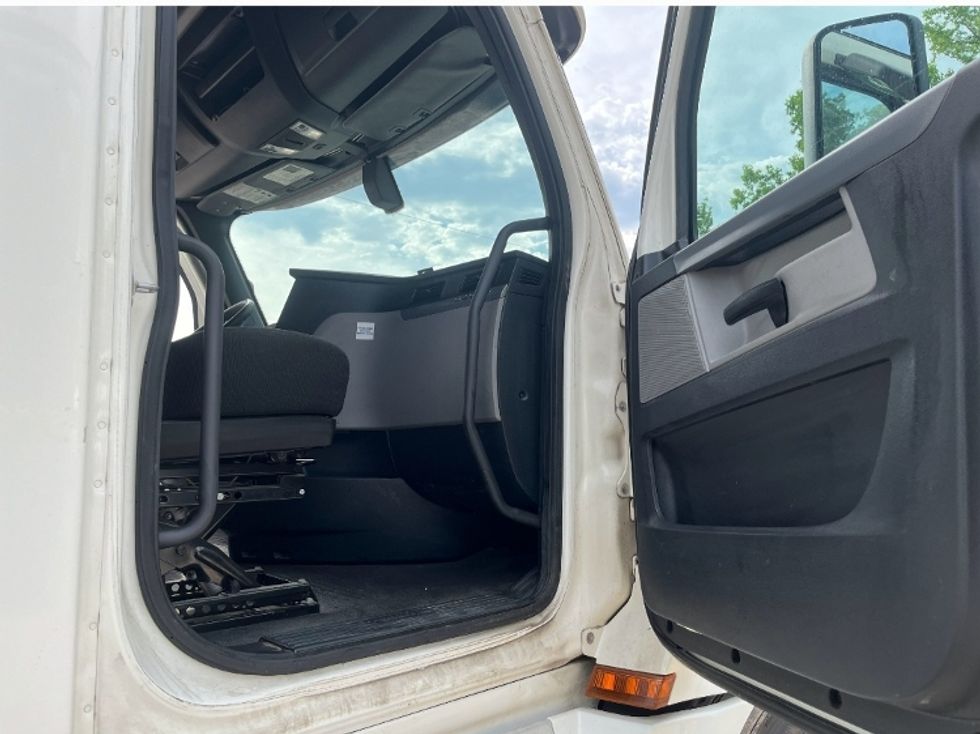 2020 Freightliner Cascadia 126" Sleeper Cab photo 13